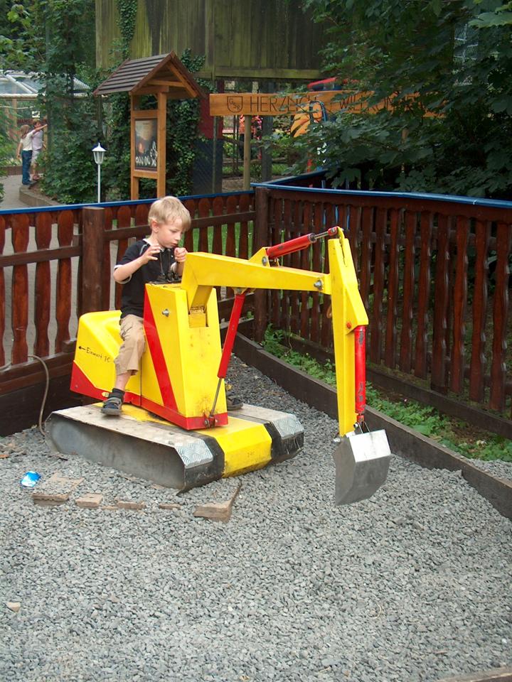 Felix hat Spaß beim Baggern