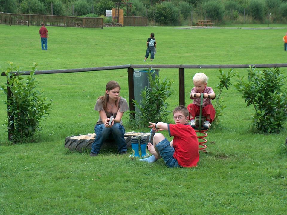 Carla, Axel und Tom warten auf ihre Eltern